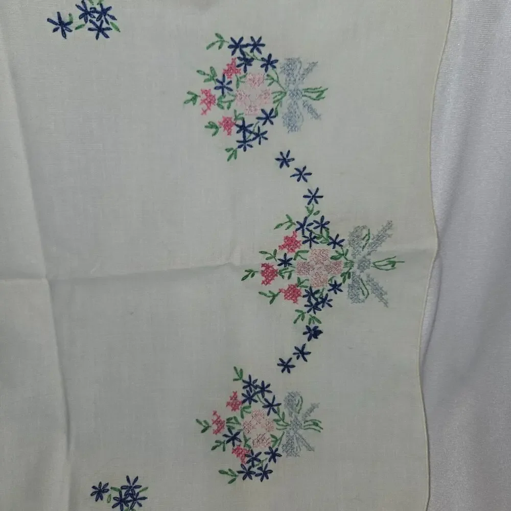 Vintage Embroidered Floral Design Table Runner 40